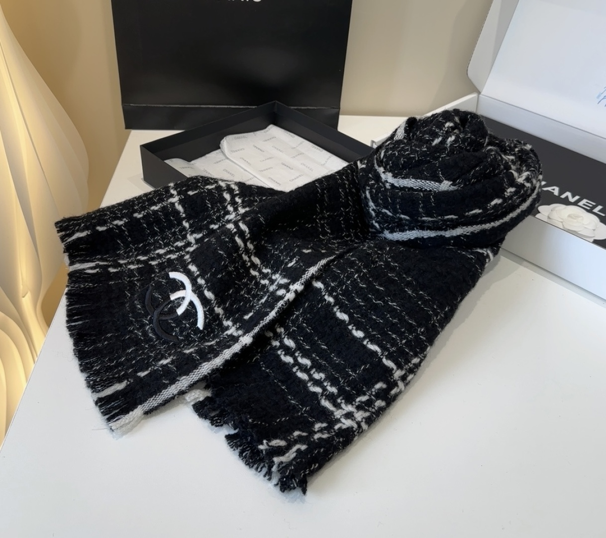 【双C针织羊绒围巾】今年的新款~真的超级气质百搭的设计~经典菱格纹元素再现，香家专属的风格！coco l