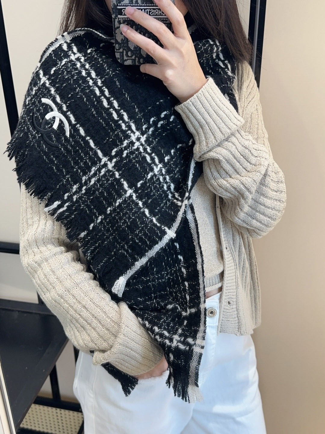 【双C针织羊绒围巾】今年的新款~真的超级气质百搭的设计~经典菱格纹元素再现，香家专属的风格！coco l