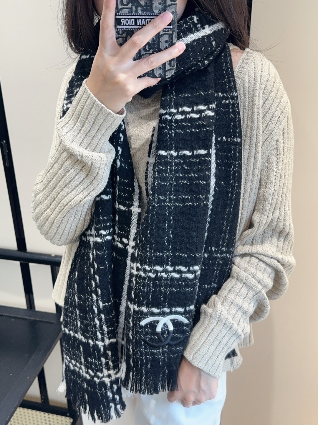 【双C针织羊绒围巾】今年的新款~真的超级气质百搭的设计~经典菱格纹元素再现，香家专属的风格！coco l