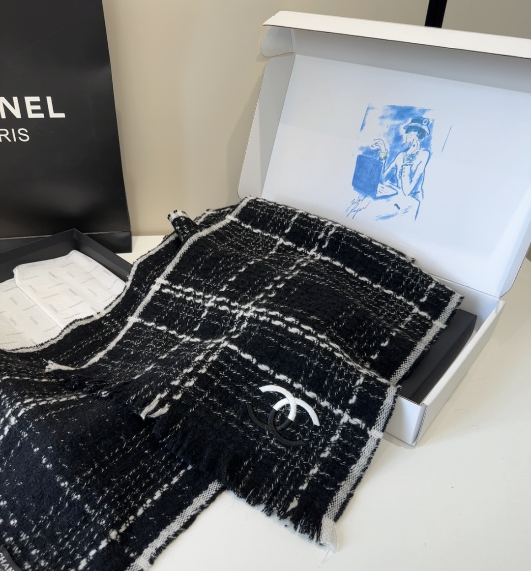 【双C针织羊绒围巾】今年的新款~真的超级气质百搭的设计~经典菱格纹元素再现，香家专属的风格！coco l