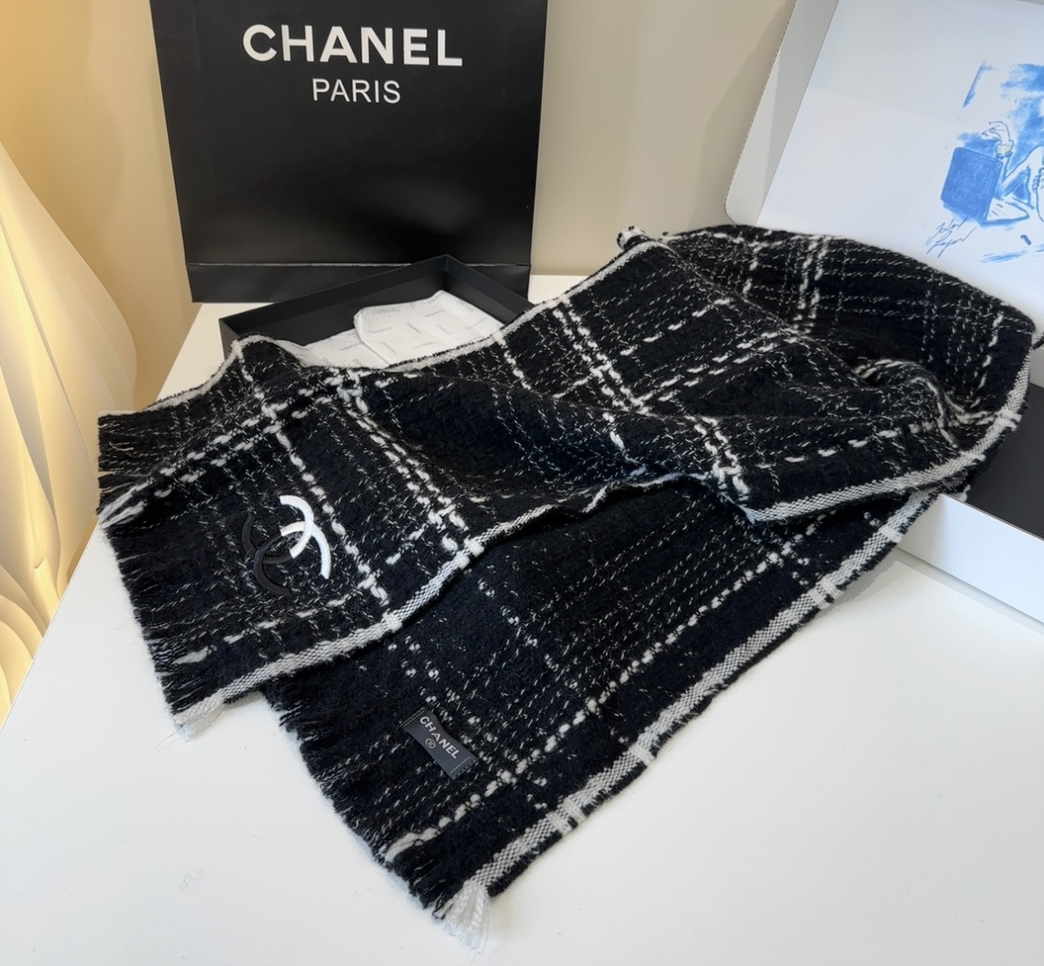 【双C针织羊绒围巾】今年的新款~真的超级气质百搭的设计~经典菱格纹元素再现，香家专属的风格！coco l