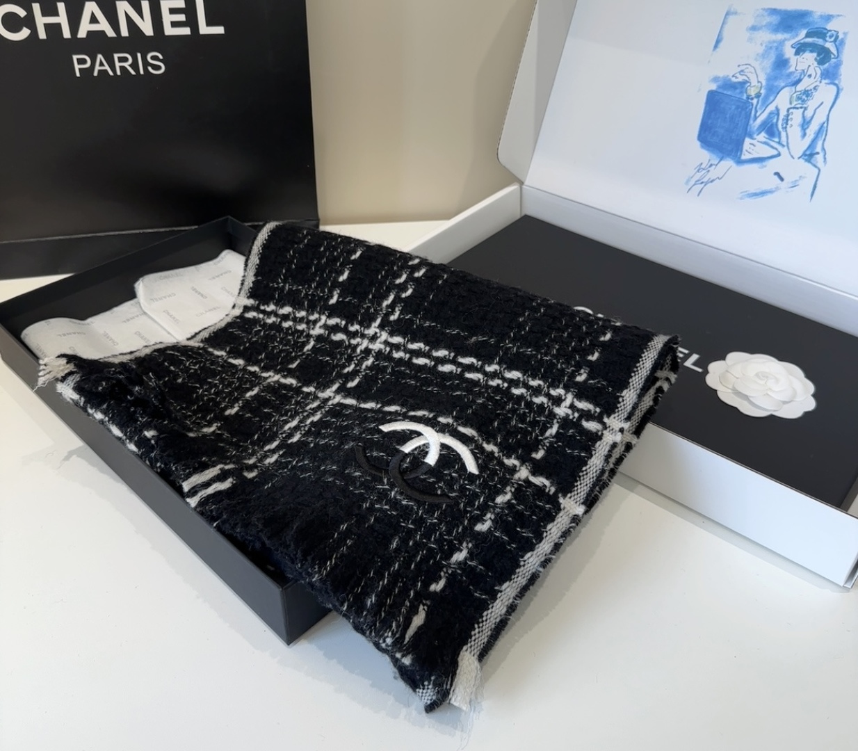 【双C针织羊绒围巾】今年的新款~真的超级气质百搭的设计~经典菱格纹元素再现，香家专属的风格！coco l