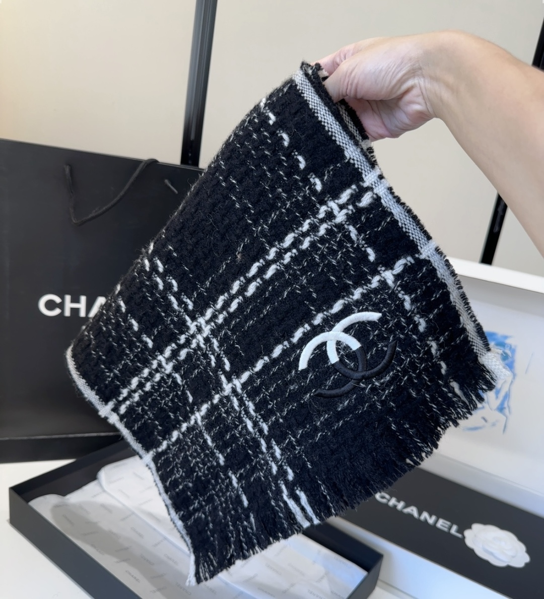 【双C针织羊绒围巾】今年的新款~真的超级气质百搭的设计~经典菱格纹元素再现，香家专属的风格！coco l