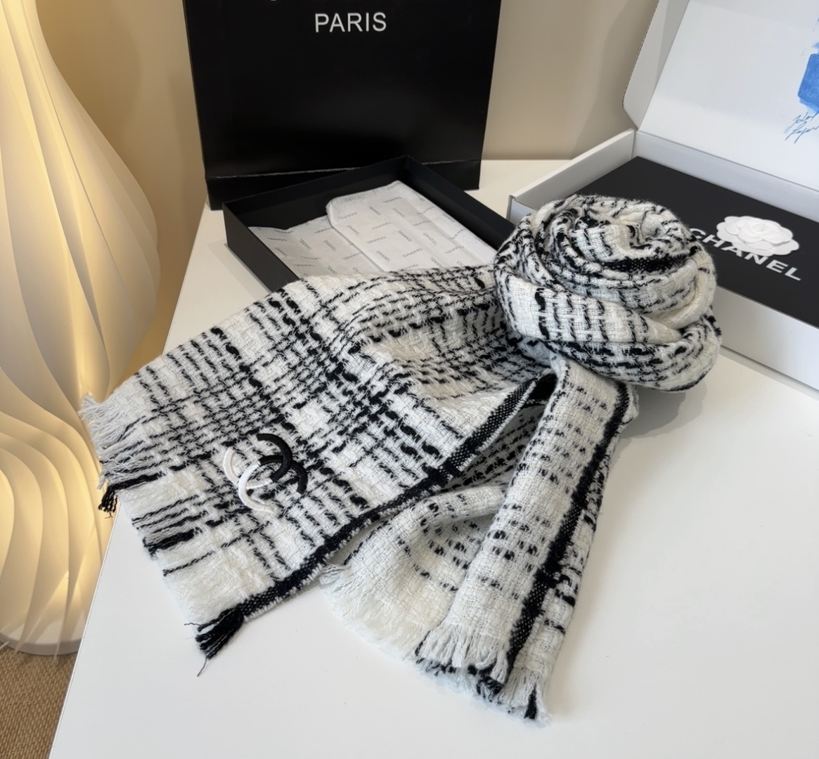 【双C针织羊绒围巾】今年的新款~真的超级气质百搭的设计~经典菱格纹元素再现，香家专属的风格！coco l