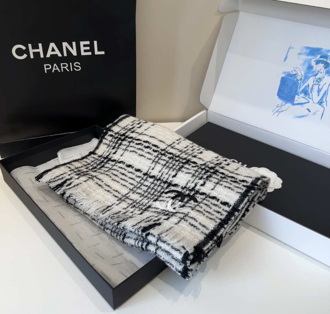 【双C针织羊绒围巾】今年的新款~真的超级气质百搭的设计~经典菱格纹元素再现，香家专属的风格！coco l