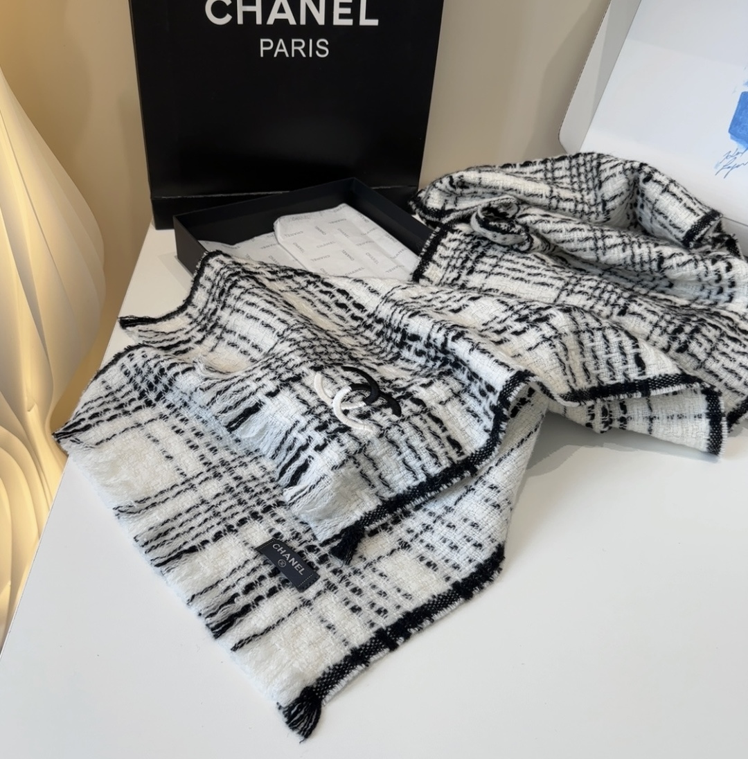 【双C针织羊绒围巾】今年的新款~真的超级气质百搭的设计~经典菱格纹元素再现，香家专属的风格！coco l