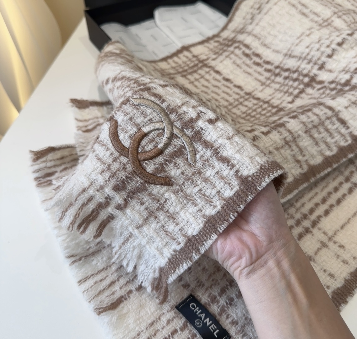 【双C针织羊绒围巾】今年的新款~真的超级气质百搭的设计~经典菱格纹元素再现，香家专属的风格！coco l