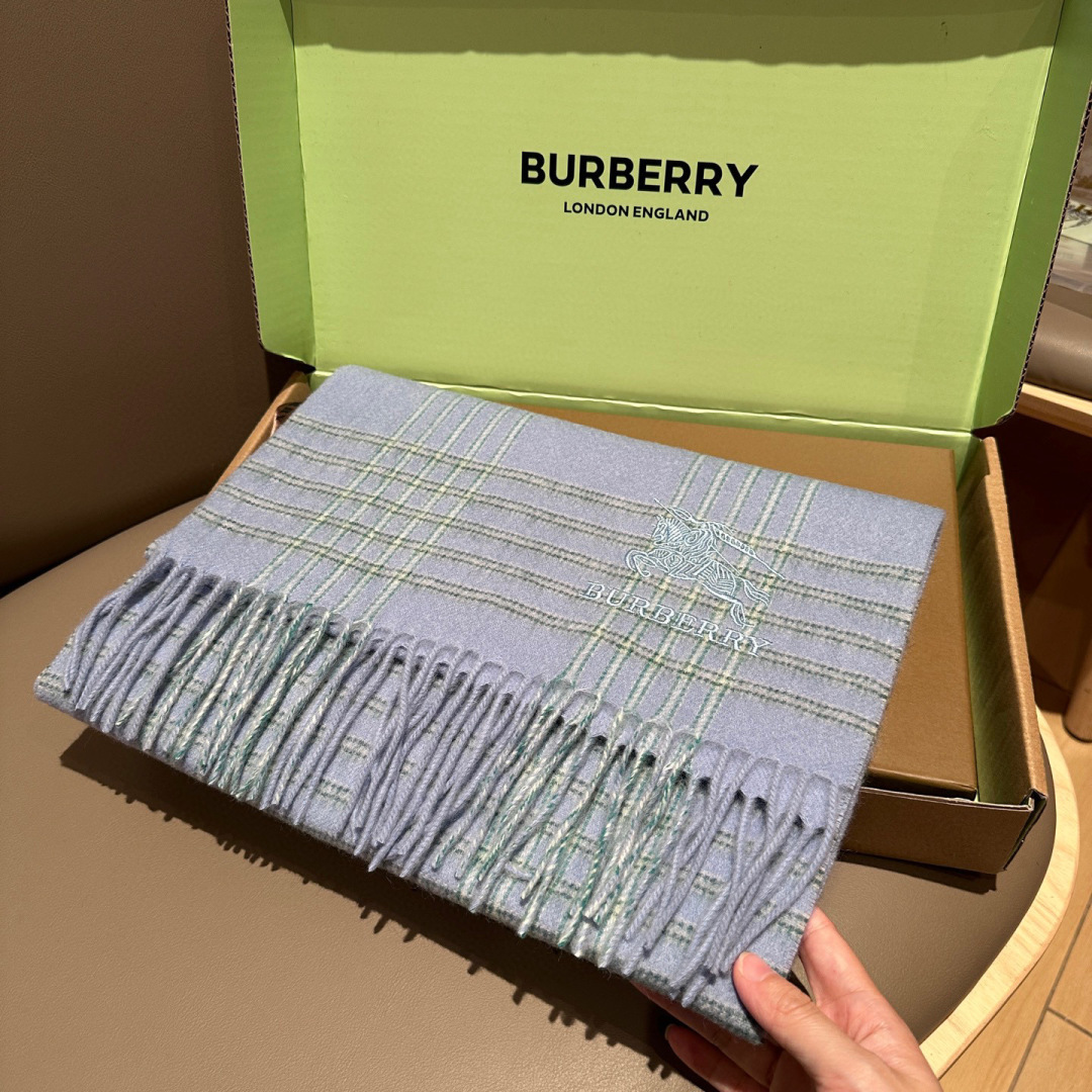 Burberry · 巴宝莉围巾❗️好看的要疯掉了，太有型太有魅力了❗️❗️非常斯文时尚的秋冬单品！真的