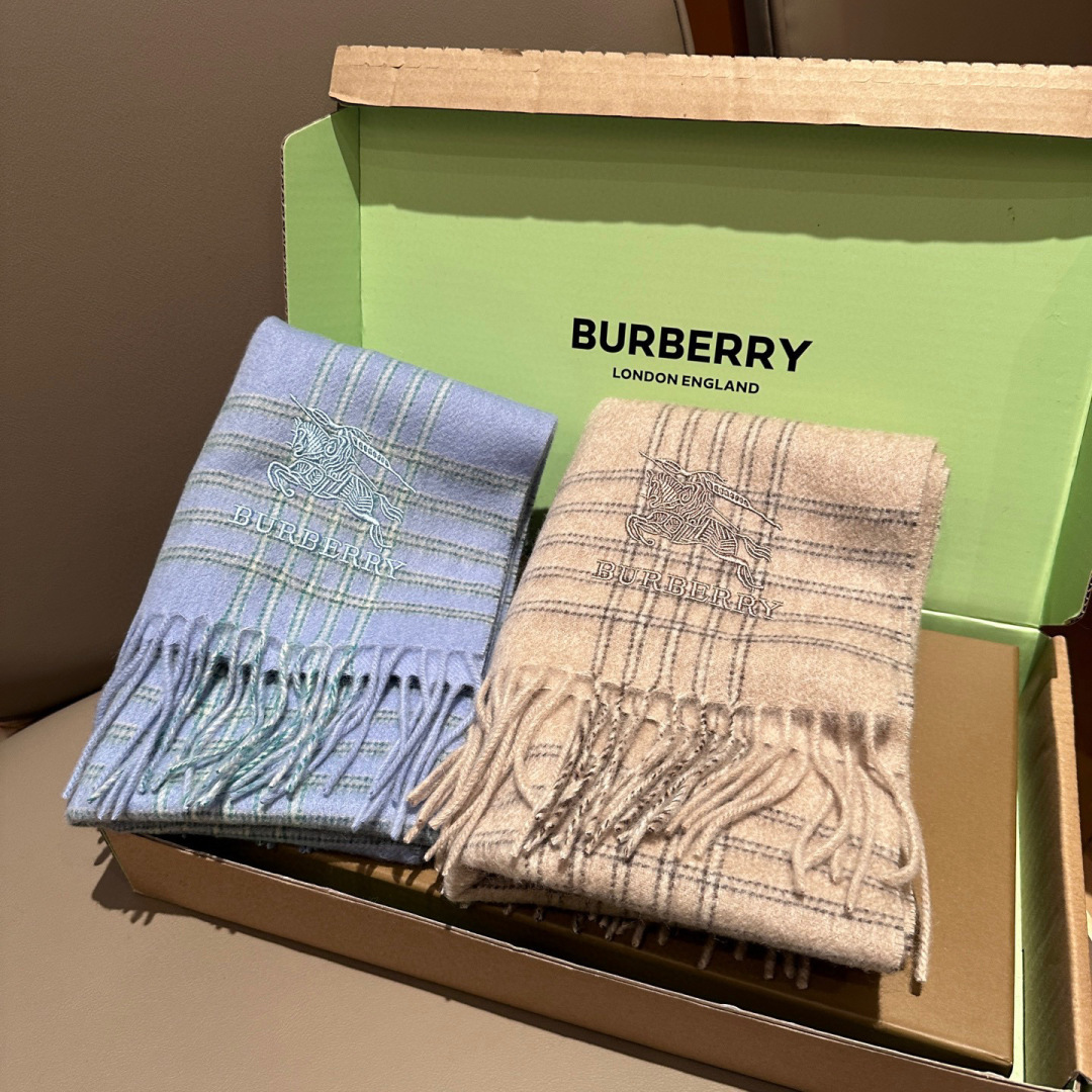 Burberry · 巴宝莉围巾❗️好看的要疯掉了，太有型太有魅力了❗️❗️非常斯文时尚的秋冬单品！真的