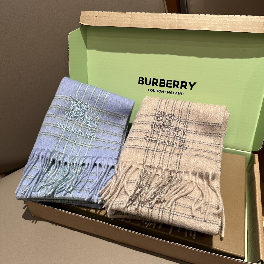 Burberry · 巴宝莉围巾❗️好看的要疯掉了，太有型太有魅力了❗️❗️非常斯文时尚的秋冬单品！真的