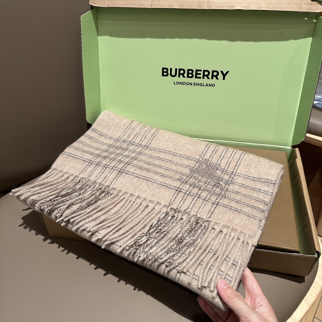 Burberry · 巴宝莉围巾❗️好看的要疯掉了，太有型太有魅力了❗️❗️非常斯文时尚的秋冬单品！真的