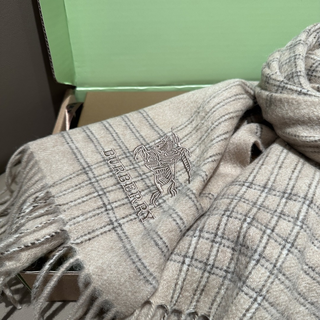 Burberry · 巴宝莉围巾❗️好看的要疯掉了，太有型太有魅力了❗️❗️非常斯文时尚的秋冬单品！真的