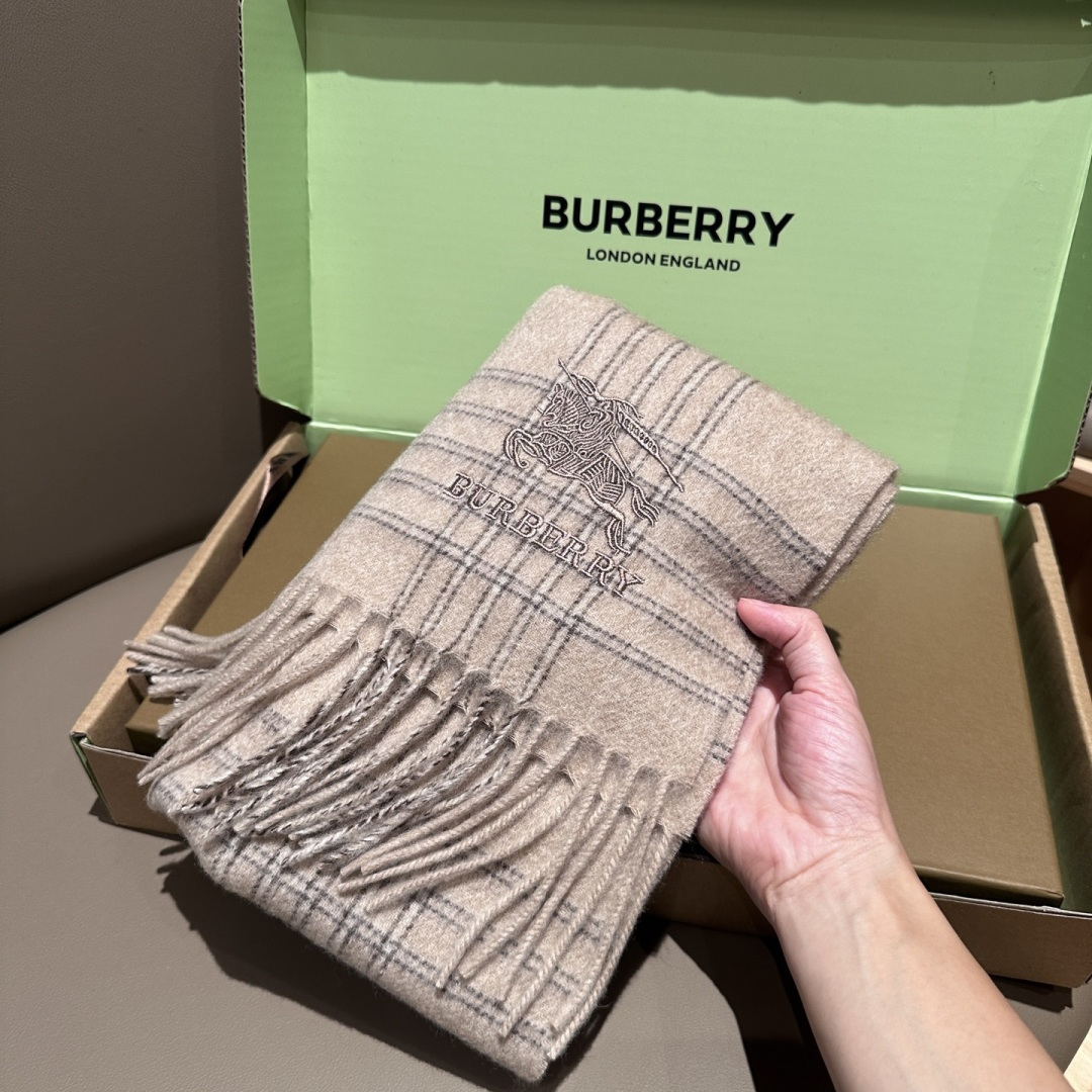 Burberry · 巴宝莉围巾❗️好看的要疯掉了，太有型太有魅力了❗️❗️非常斯文时尚的秋冬单品！真的