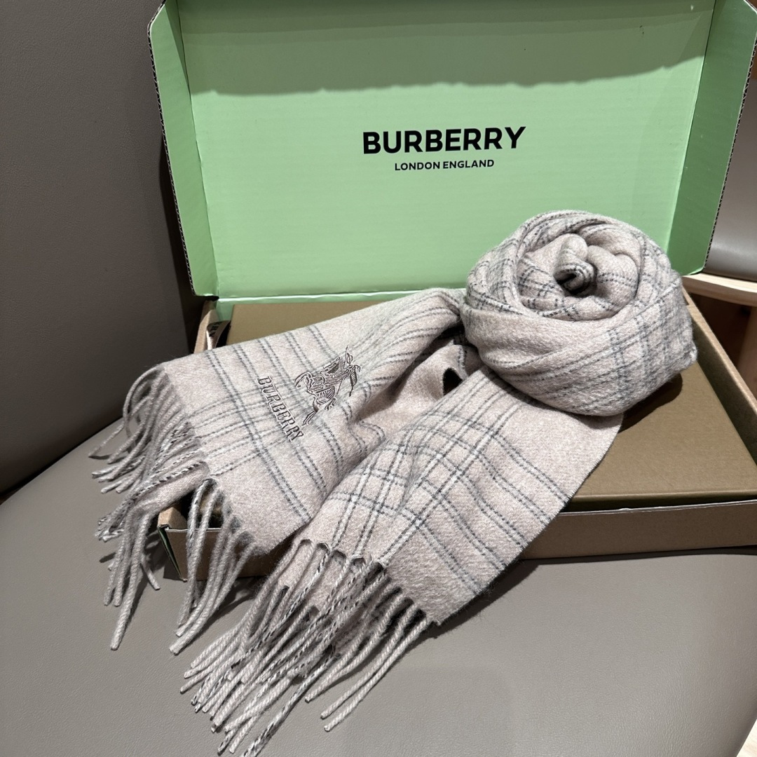 Burberry · 巴宝莉围巾❗️好看的要疯掉了，太有型太有魅力了❗️❗️非常斯文时尚的秋冬单品！真的