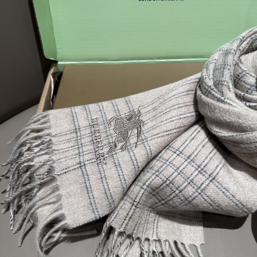 Burberry · 巴宝莉围巾❗️好看的要疯掉了，太有型太有魅力了❗️❗️非常斯文时尚的秋冬单品！真的