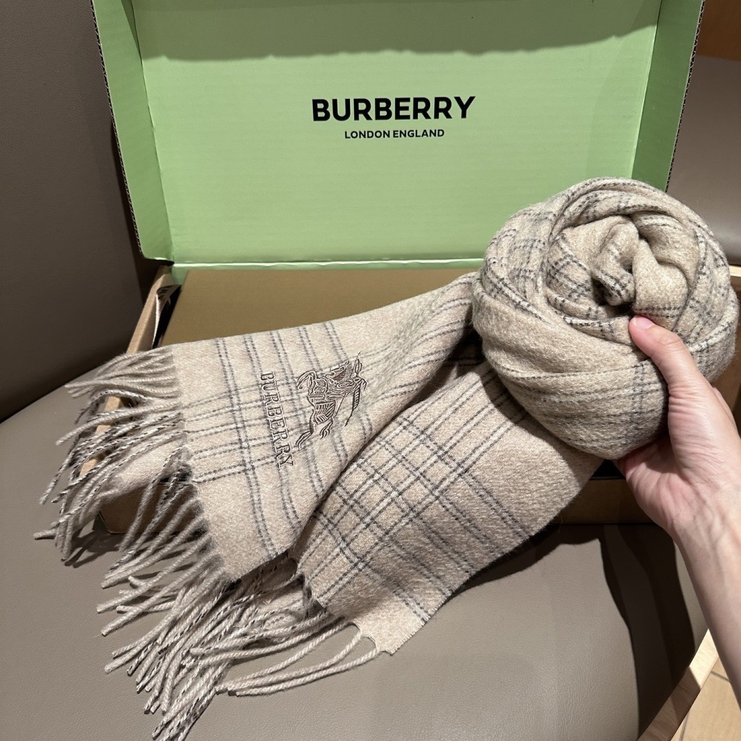 Burberry · 巴宝莉围巾❗️好看的要疯掉了，太有型太有魅力了❗️❗️非常斯文时尚的秋冬单品！真的