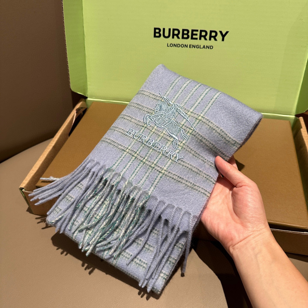 Burberry · 巴宝莉围巾❗️好看的要疯掉了，太有型太有魅力了❗️❗️非常斯文时尚的秋冬单品！真的