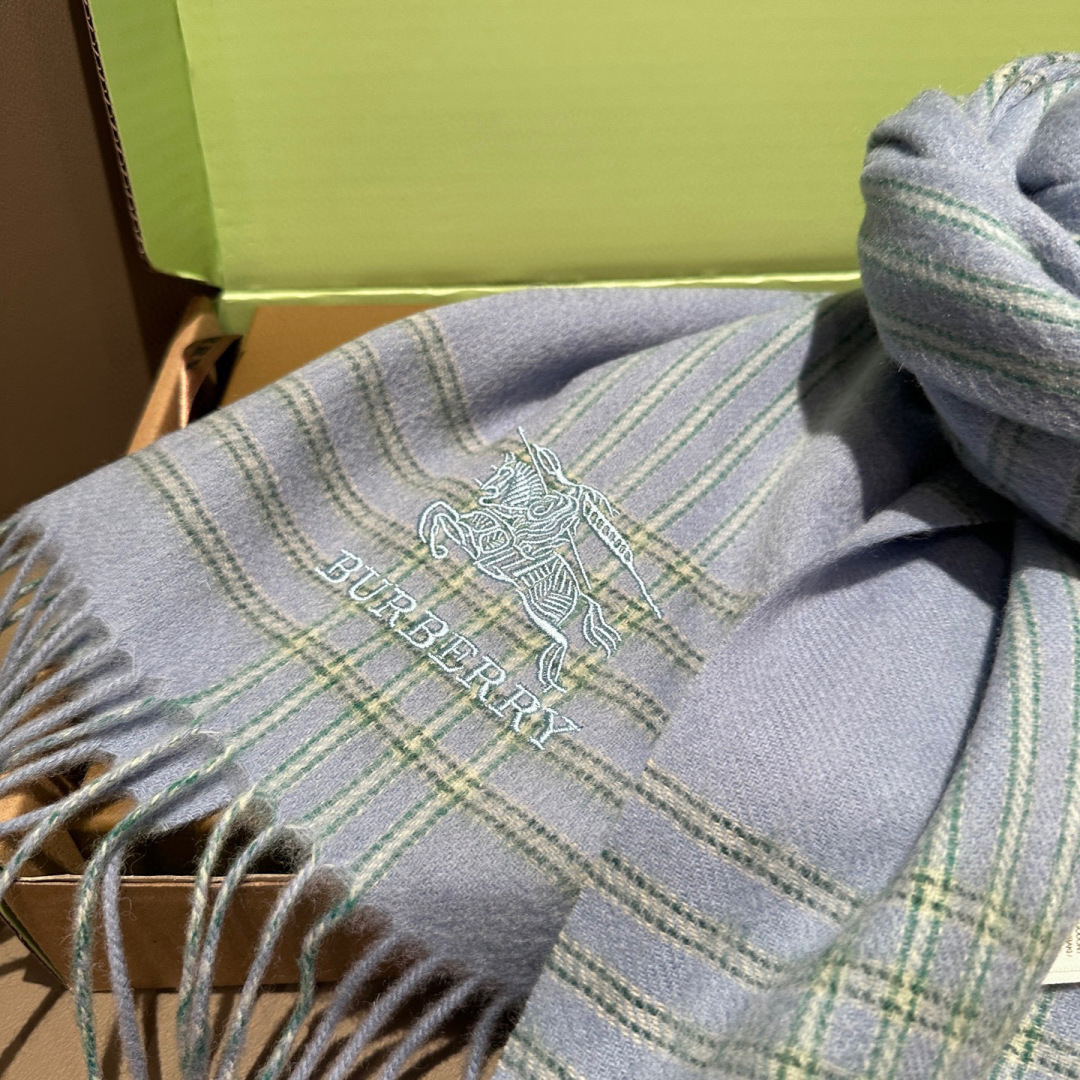 Burberry · 巴宝莉围巾❗️好看的要疯掉了，太有型太有魅力了❗️❗️非常斯文时尚的秋冬单品！真的