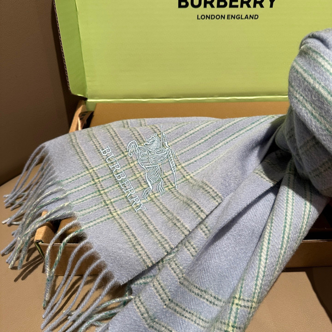 Burberry · 巴宝莉围巾❗️好看的要疯掉了，太有型太有魅力了❗️❗️非常斯文时尚的秋冬单品！真的