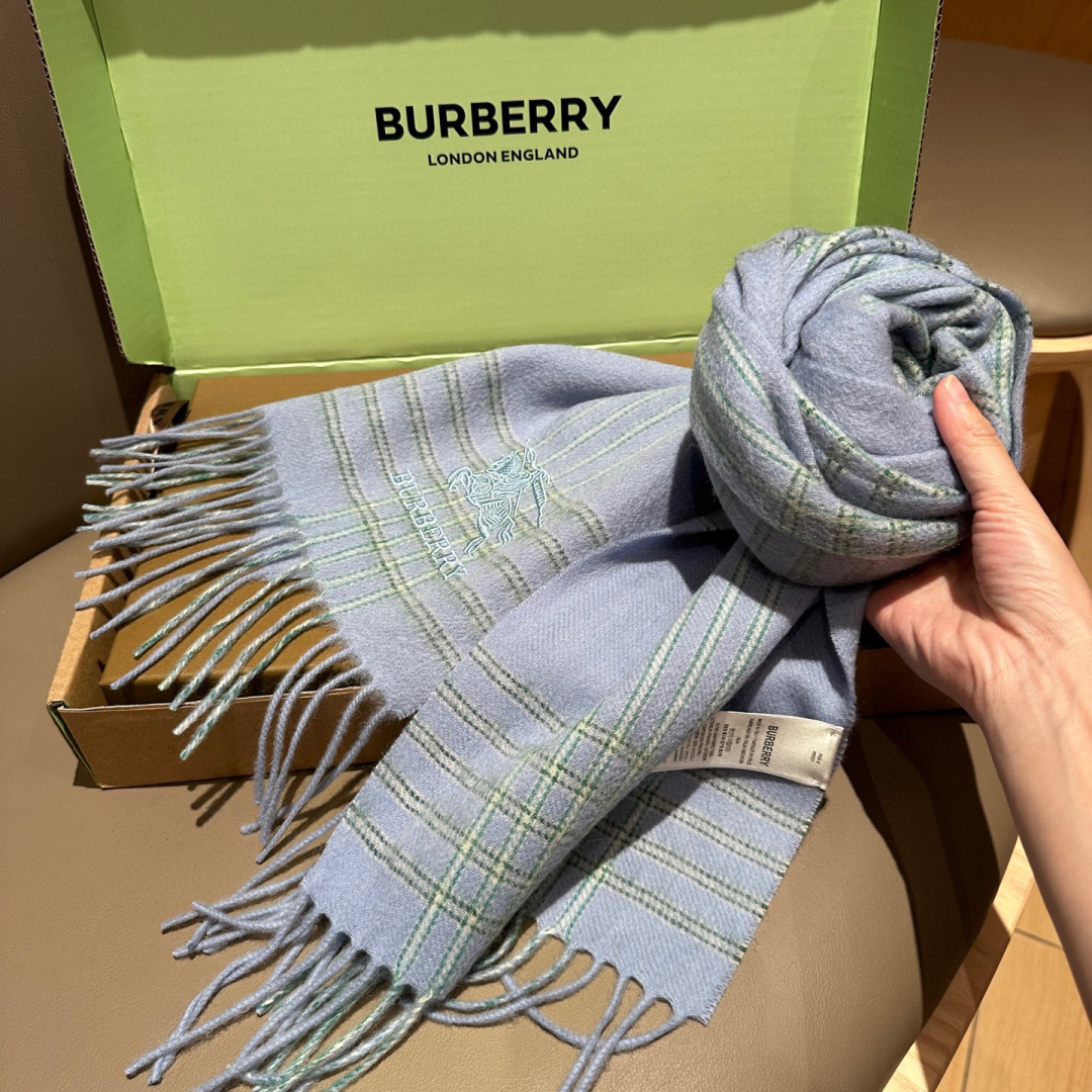 Burberry · 巴宝莉围巾❗️好看的要疯掉了，太有型太有魅力了❗️❗️非常斯文时尚的秋冬单品！真的