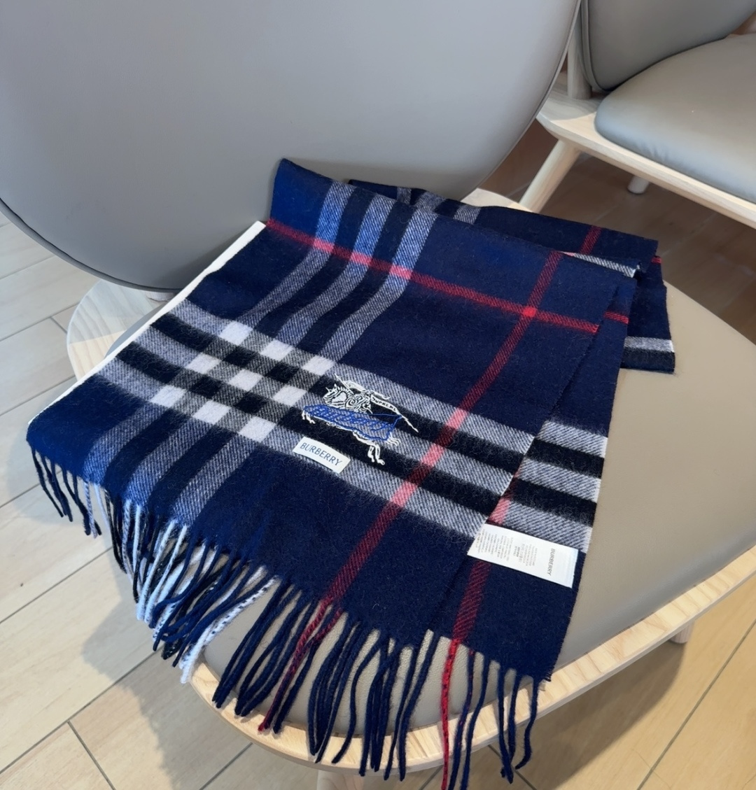 Burberry · 巴宝莉围巾❗️好看的要疯掉了，太有型太有魅力了❗️❗️非常斯文时尚的秋冬单品！真的