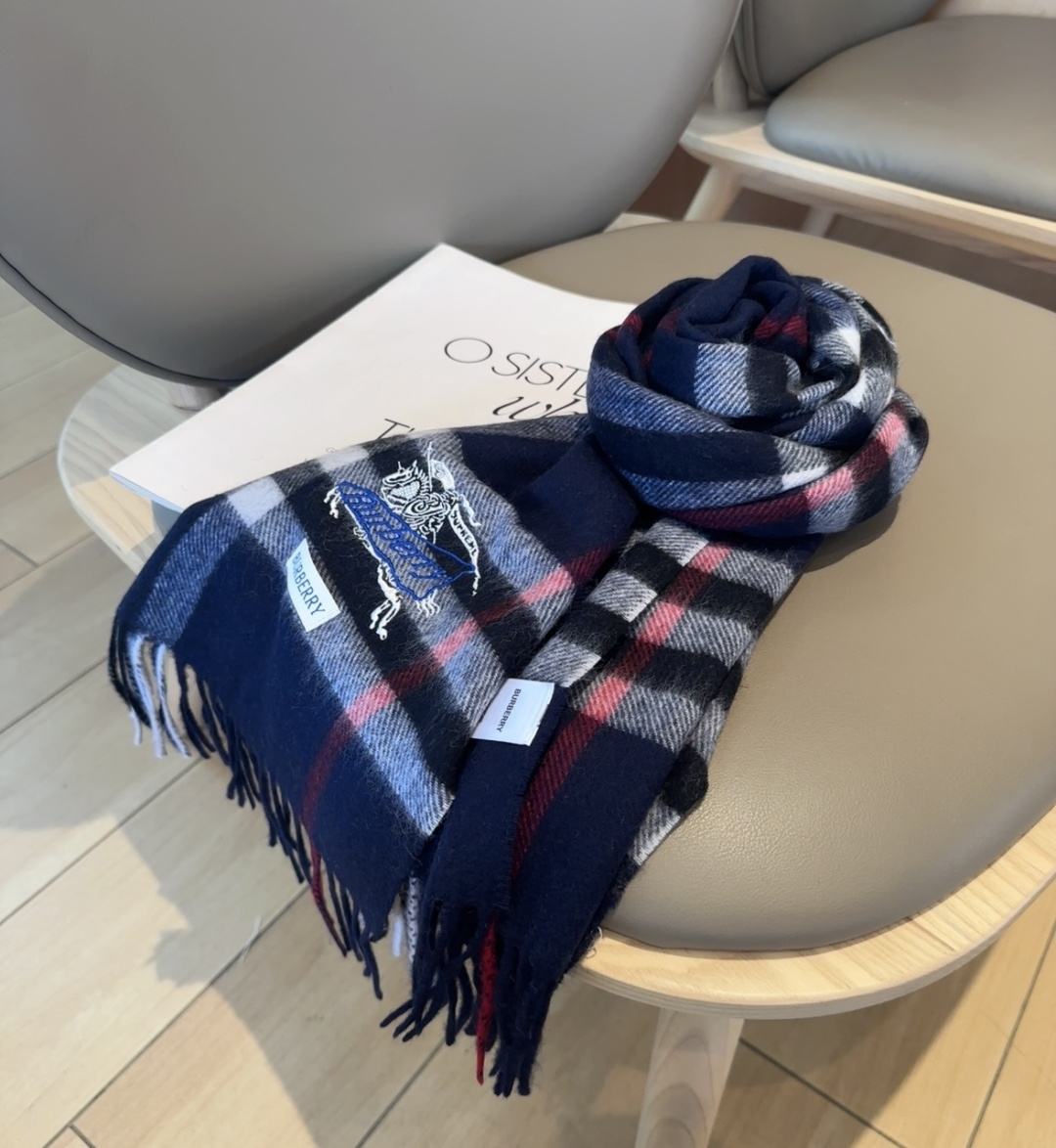 Burberry · 巴宝莉围巾❗️好看的要疯掉了，太有型太有魅力了❗️❗️非常斯文时尚的秋冬单品！真的