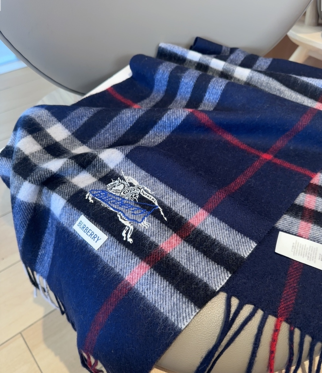 Burberry · 巴宝莉围巾❗️好看的要疯掉了，太有型太有魅力了❗️❗️非常斯文时尚的秋冬单品！真的