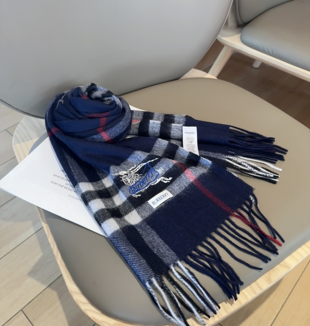 Burberry · 巴宝莉围巾❗️好看的要疯掉了，太有型太有魅力了❗️❗️非常斯文时尚的秋冬单品！真的