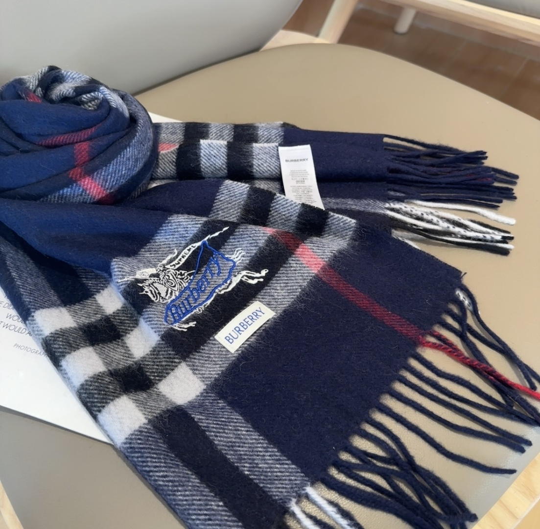 Burberry · 巴宝莉围巾❗️好看的要疯掉了，太有型太有魅力了❗️❗️非常斯文时尚的秋冬单品！真的