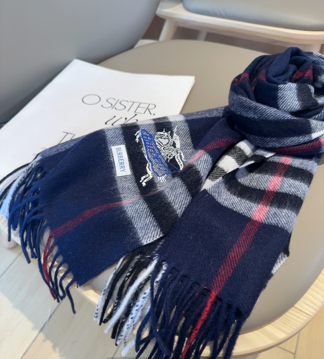 Burberry · 巴宝莉围巾❗️好看的要疯掉了，太有型太有魅力了❗️❗️非常斯文时尚的秋冬单品！真的