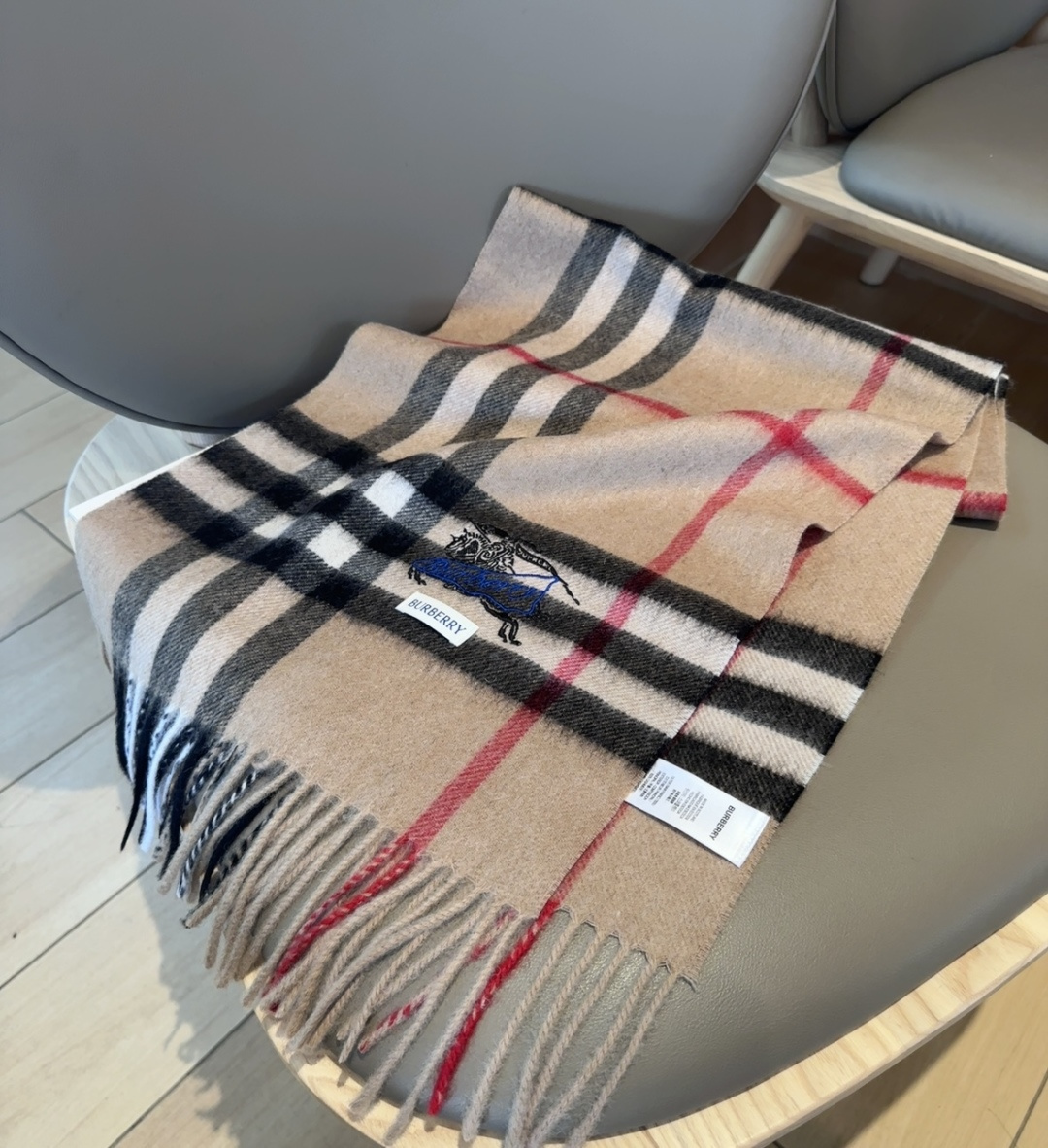 Burberry · 巴宝莉围巾❗️好看的要疯掉了，太有型太有魅力了❗️❗️非常斯文时尚的秋冬单品！真的