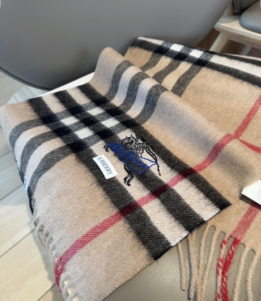 Burberry · 巴宝莉围巾❗️好看的要疯掉了，太有型太有魅力了❗️❗️非常斯文时尚的秋冬单品！真的