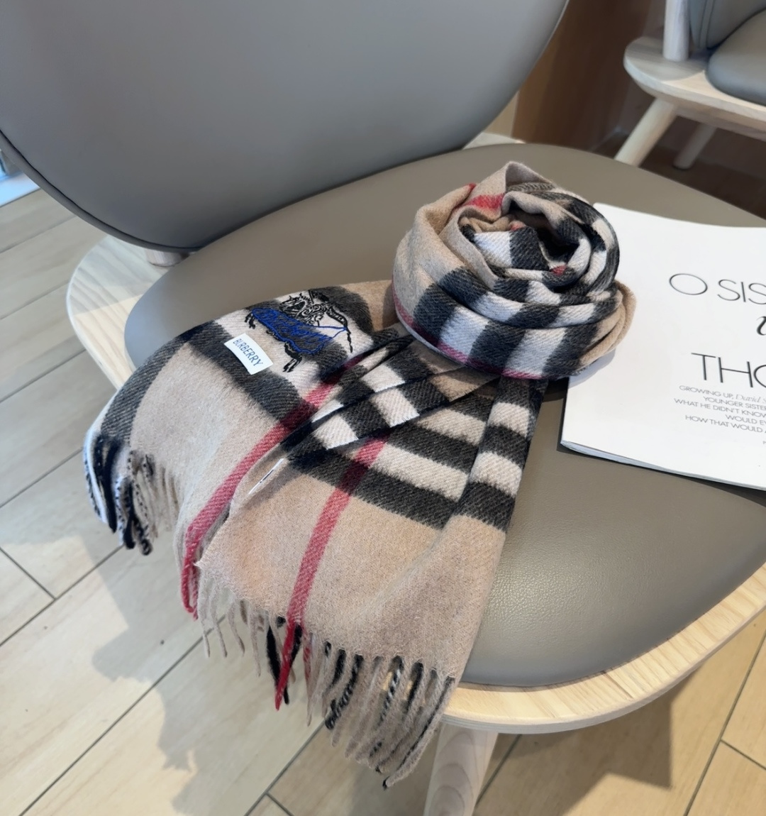 Burberry · 巴宝莉围巾❗️好看的要疯掉了，太有型太有魅力了❗️❗️非常斯文时尚的秋冬单品！真的