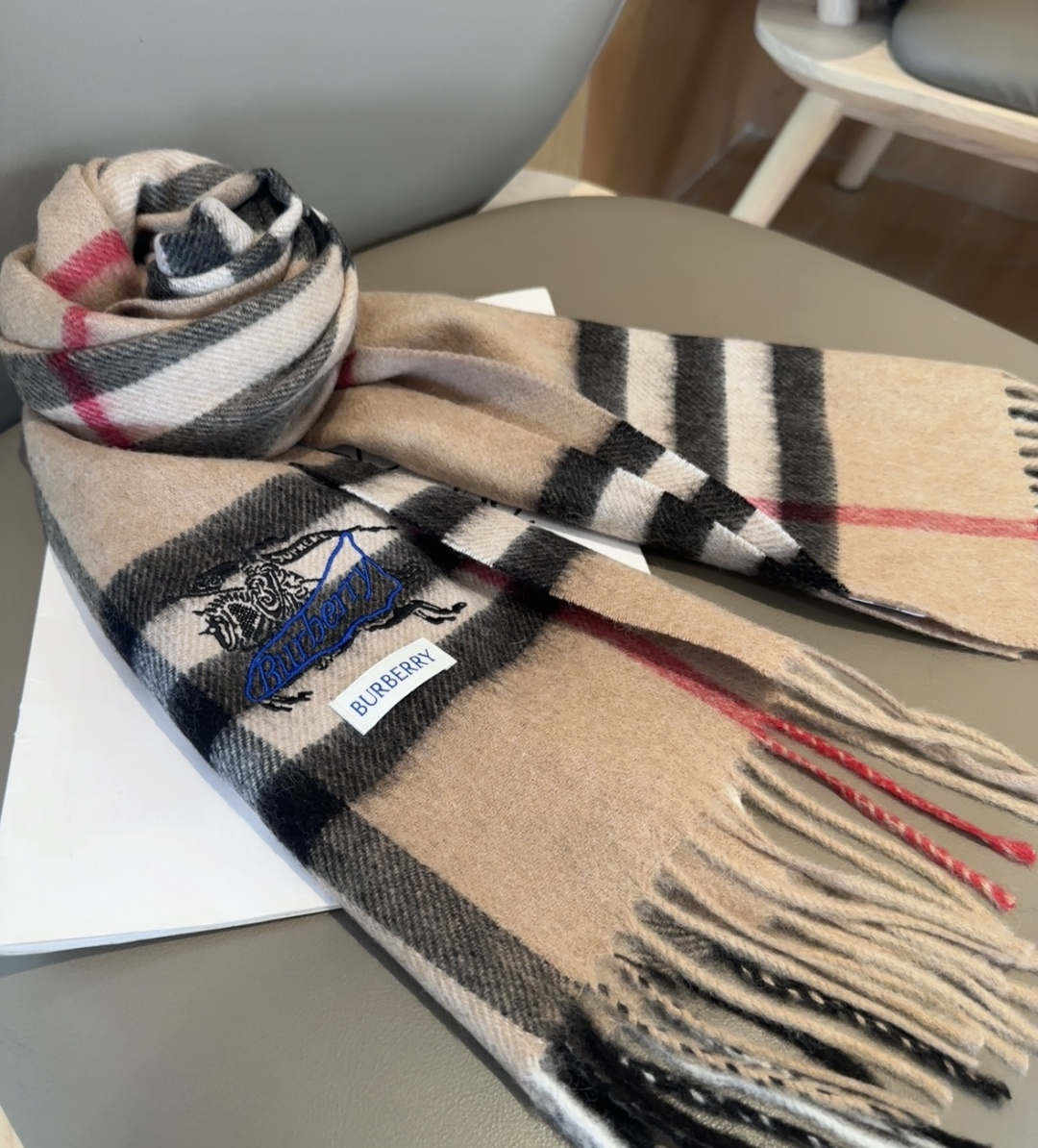 Burberry · 巴宝莉围巾❗️好看的要疯掉了，太有型太有魅力了❗️❗️非常斯文时尚的秋冬单品！真的