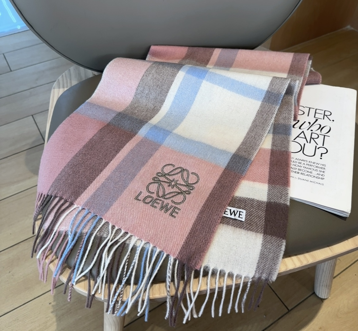 【▪Loewe · 罗意威难得一见的温柔配色，低调又不失优雅❗】重点推荐❗双面配色，一条围巾两种风格搭配