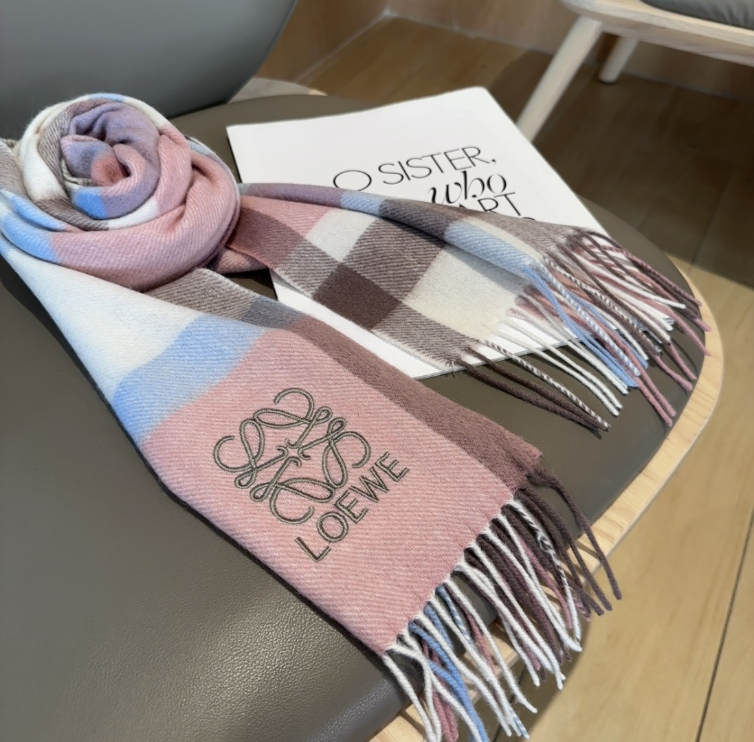 【▪Loewe · 罗意威难得一见的温柔配色，低调又不失优雅❗】重点推荐❗双面配色，一条围巾两种风格搭配