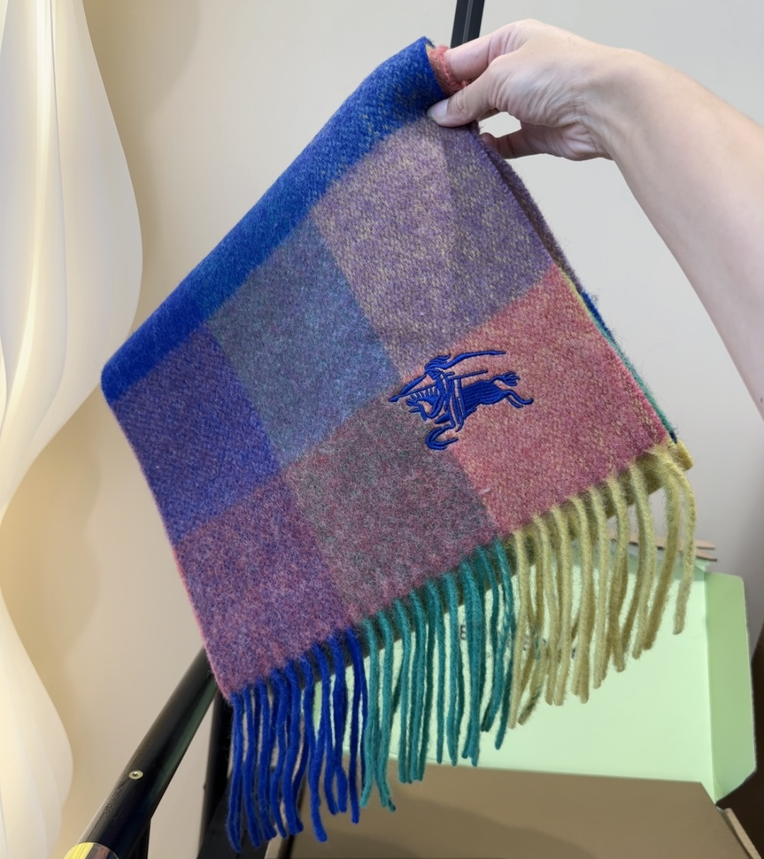 巴宝莉情侣款 美到要尖叫😱最新款🎊英伦欧美范儿 又是一款即时尚又实用的大围巾&长巾，🎆撞色的颜色搭配很协