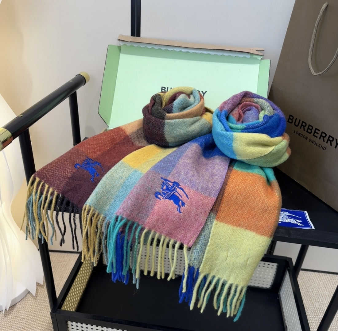巴宝莉情侣款 美到要尖叫😱最新款🎊英伦欧美范儿 又是一款即时尚又实用的大围巾&长巾，🎆撞色的颜色搭配很协