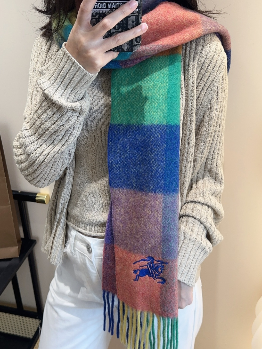 巴宝莉情侣款 美到要尖叫😱最新款🎊英伦欧美范儿 又是一款即时尚又实用的大围巾&长巾，🎆撞色的颜色搭配很协