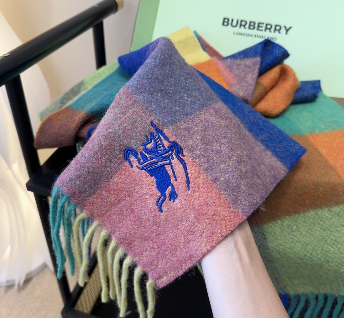 巴宝莉情侣款 美到要尖叫😱最新款🎊英伦欧美范儿 又是一款即时尚又实用的大围巾&长巾，🎆撞色的颜色搭配很协