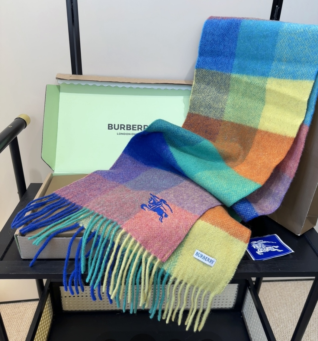 巴宝莉情侣款 美到要尖叫😱最新款🎊英伦欧美范儿 又是一款即时尚又实用的大围巾&长巾，🎆撞色的颜色搭配很协