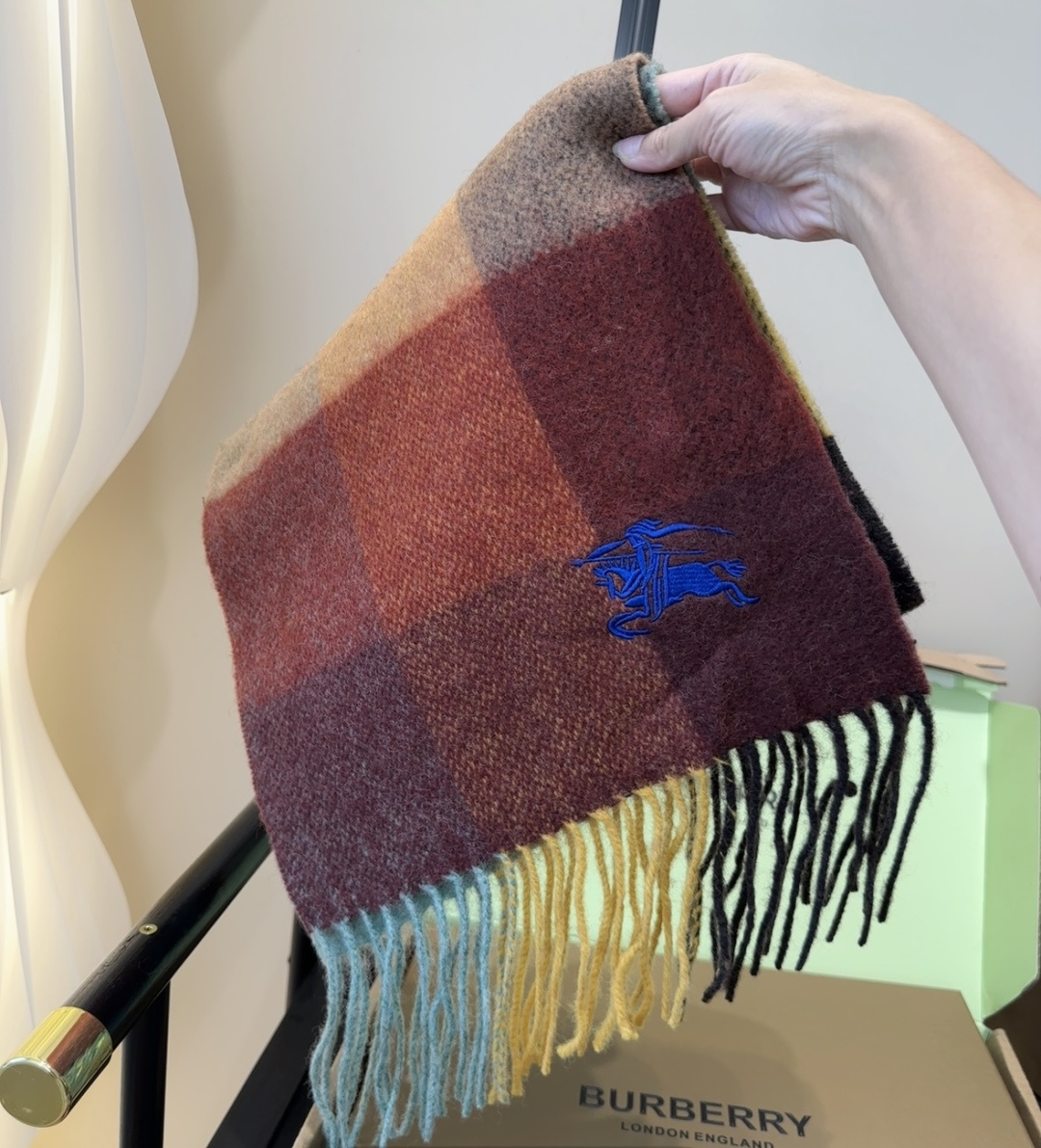 巴宝莉情侣款 美到要尖叫😱最新款🎊英伦欧美范儿 又是一款即时尚又实用的大围巾&长巾，🎆撞色的颜色搭配很协