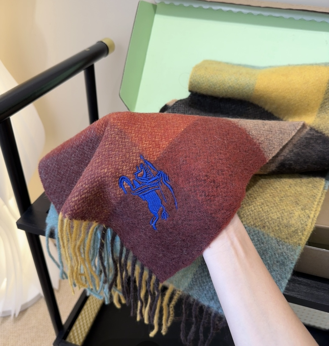 巴宝莉情侣款 美到要尖叫😱最新款🎊英伦欧美范儿 又是一款即时尚又实用的大围巾&长巾，🎆撞色的颜色搭配很协