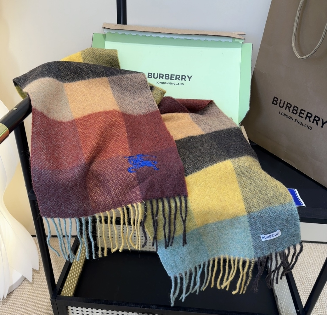 巴宝莉情侣款 美到要尖叫😱最新款🎊英伦欧美范儿 又是一款即时尚又实用的大围巾&长巾，🎆撞色的颜色搭配很协