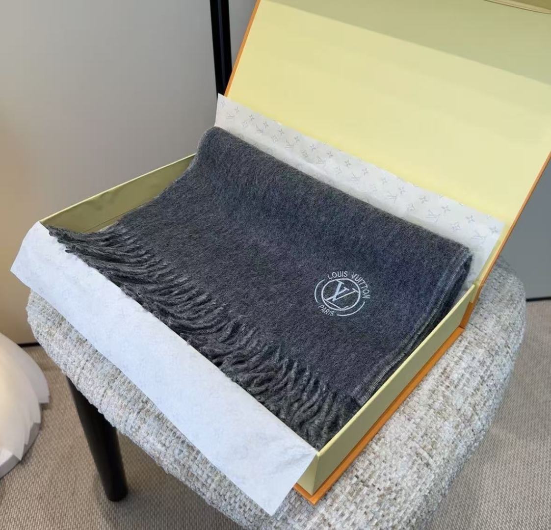 Lv围巾❗️好看的要疯掉了，太有型太有魅力了❗️❗️非常斯文时尚的秋冬单品！真的很喜欢，非常Classi