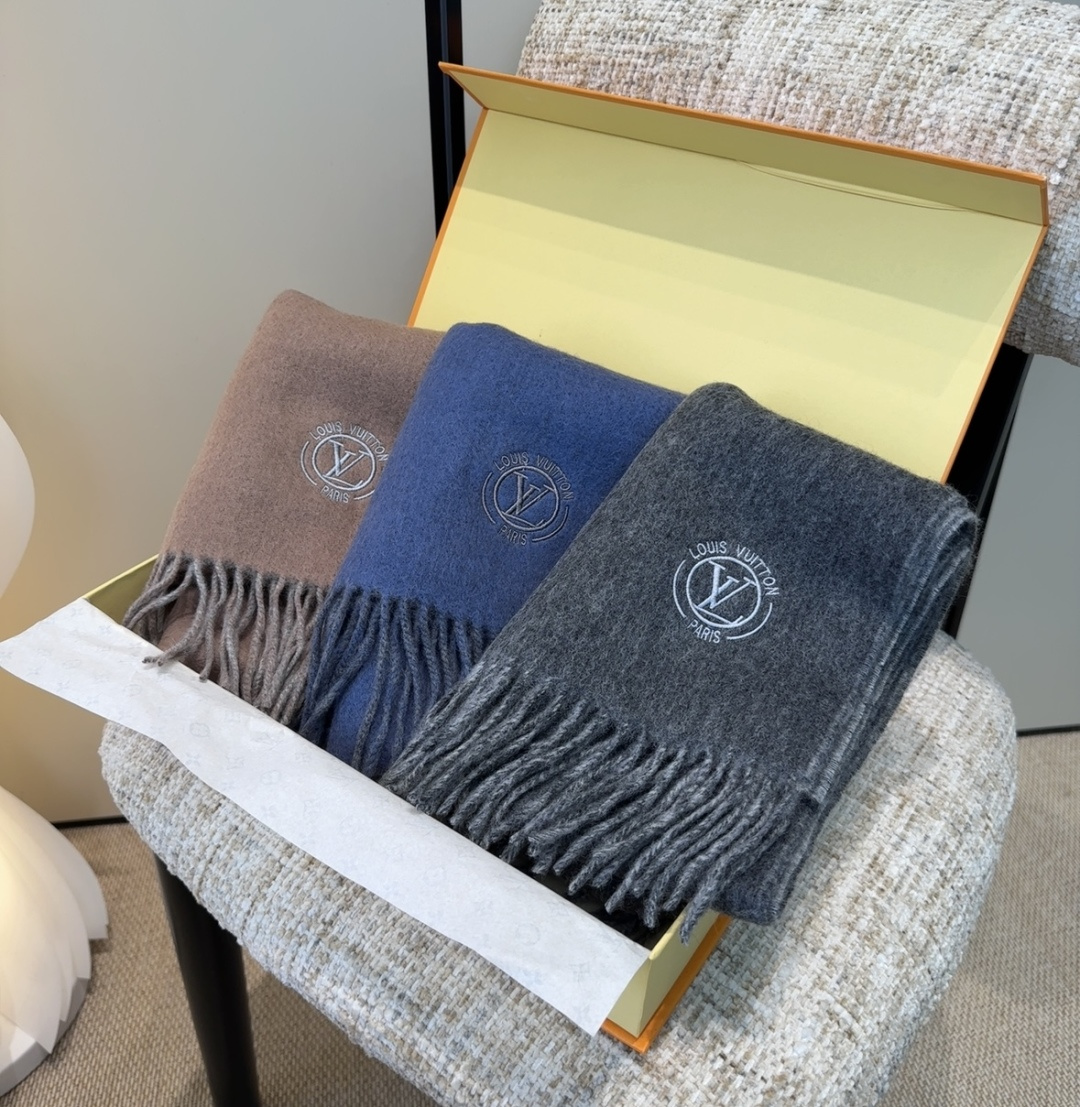 Lv围巾❗️好看的要疯掉了，太有型太有魅力了❗️❗️非常斯文时尚的秋冬单品！真的很喜欢，非常Classi