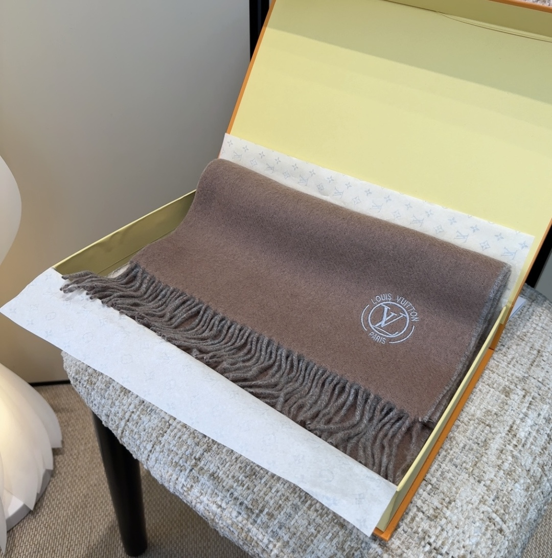 Lv围巾❗️好看的要疯掉了，太有型太有魅力了❗️❗️非常斯文时尚的秋冬单品！真的很喜欢，非常Classi