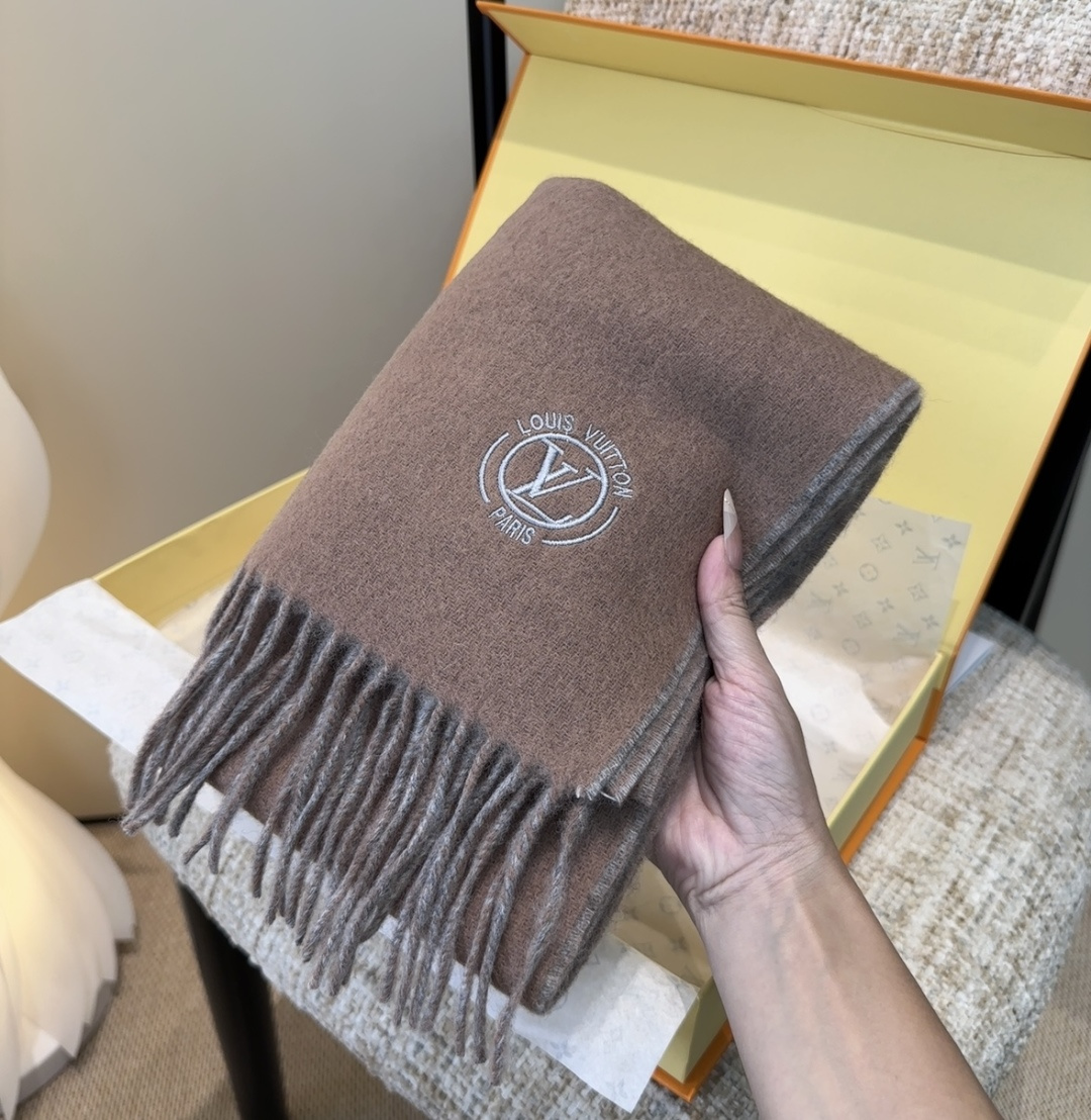 Lv围巾❗️好看的要疯掉了，太有型太有魅力了❗️❗️非常斯文时尚的秋冬单品！真的很喜欢，非常Classi