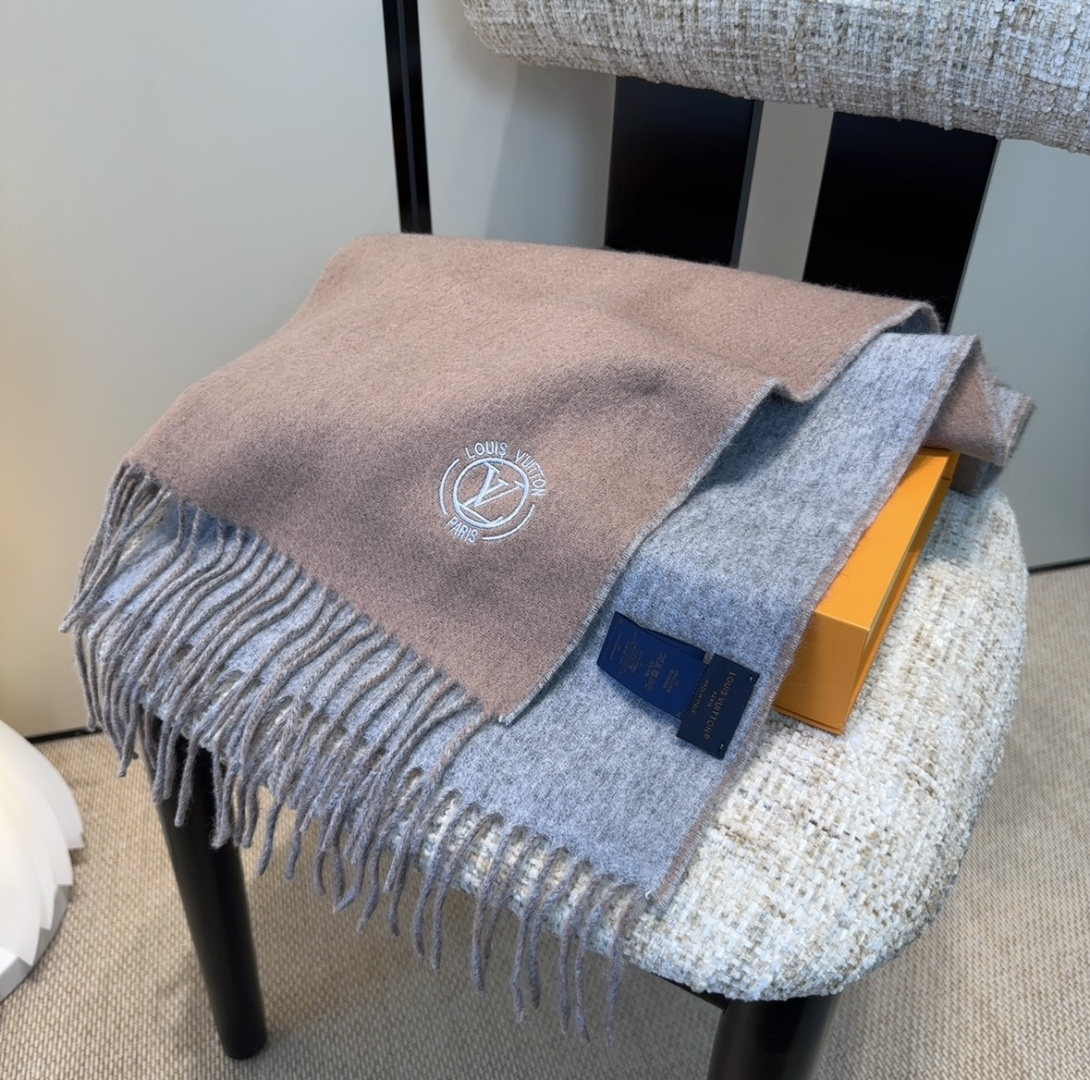 Lv围巾❗️好看的要疯掉了，太有型太有魅力了❗️❗️非常斯文时尚的秋冬单品！真的很喜欢，非常Classi