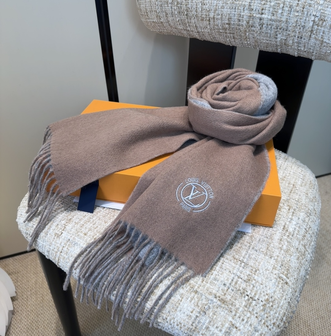 Lv围巾❗️好看的要疯掉了，太有型太有魅力了❗️❗️非常斯文时尚的秋冬单品！真的很喜欢，非常Classi